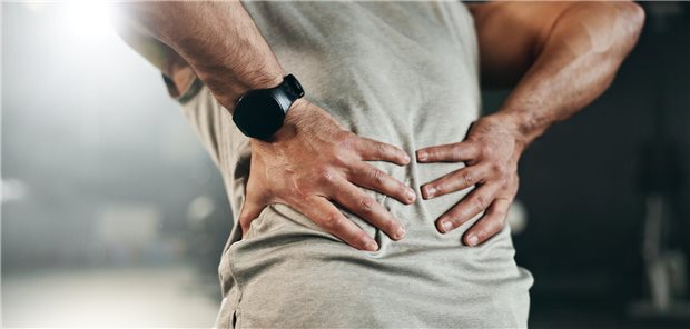 Untere Rückenschmerzen: Heben und Bücken schaden wohl langfristig nicht Mann mit Kreuzschmerzen