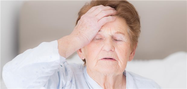 Migräne: Welche Therapie bei älteren Patienten möglich ist Eine ältere Frau hält sich die Hand an den Kopf.