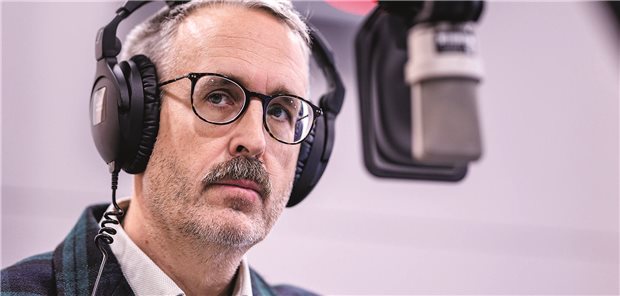 Hausarzt Schelling klärt im Radio über wichtige Gesundheitsthemen auf Dr. Jörg Schelling am Mikrofon.