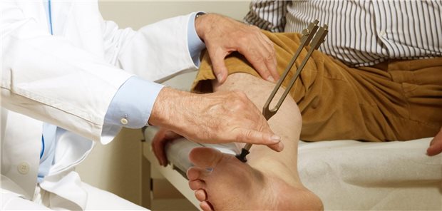 Diabetische Polyneuropathie: Strikte glykämische Kontrolle kann Folgeschäden verhindern Untersuchung des Fußes eines Patienten mit Diabetes