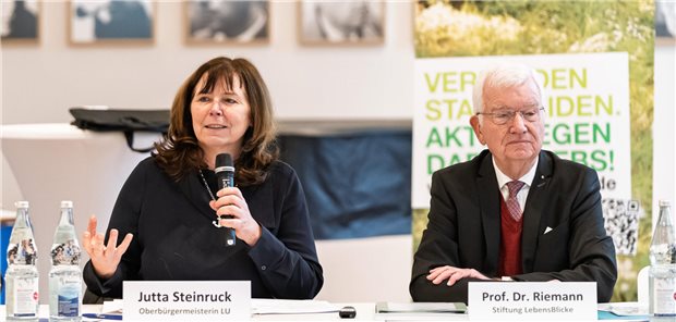 Oberbürgermeisterin von Ludwigshafen sitzt gestikulierend an einem Tisch. Neben ihr sitzt Professor Jürgen Riemann, Vorstandsvorsitzender der Stiftung Lebensblicke.