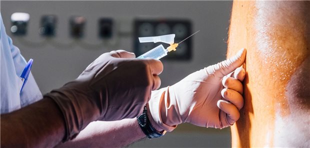 Spritzen an der Wirbelsäule: Welche Empfehlungen jetzt für die Praxis gelten Der Arzt bereitet die epidurale Injektion vor.