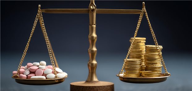 GKV-Arzneimittelausgaben legen 2025 moderat zu – Absatz rückläufig Waage mit Pillen auf der einen Seite und Geld auf der anderen