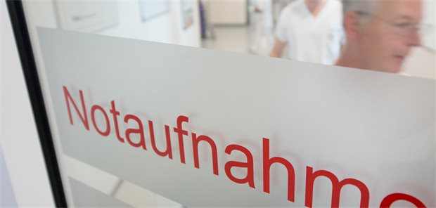 Mehr Vernetzung und Steuerung: Warkens Notfallreform erreicht den Bundestag Schild einer Notaufnahme eines Krankenhauses.