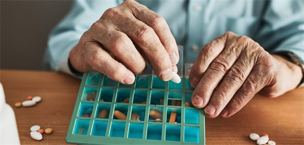 LDL-Cholesterin: Profitieren ältere Menschen noch von einer Statin-Therapie? Ein alter Mann sortiert seine Tabletten.