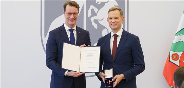 NRW-Ministerpräsident Wüst (l.) händigt Prof. Henrik Streeck, Direktor des Instituts für Virologie des UKB, das Bundesverdienstkreuz 1. Klasse aus.