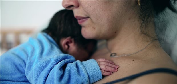 Gestationshypertonie: Frauen nach der Geburt engmaschig monitoren Eine Mutter hält ihr Neugeborenes im Arm.