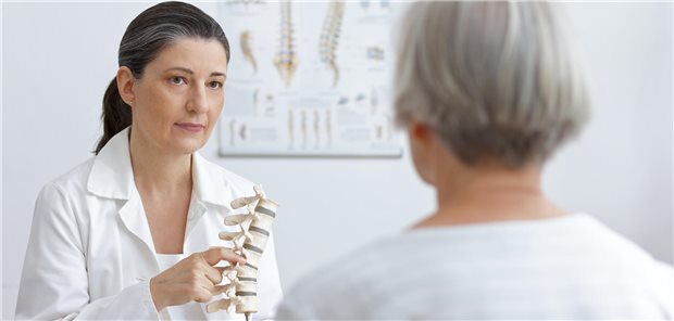 Nach der Menopause haben Frauen bekanntlich ein erhöhtes Risiko an Osteoporose zu erkranken. Vor Frakturen der Wirbelkörper könnte eine präventive Bisphosphonat-Therapie schützen.