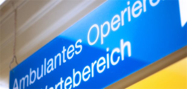 Ambulantes Operieren: Regierung plant Ende der Hybrid-DRG Schild mit Aufschrift ambulantes Operieren - Wartebereich