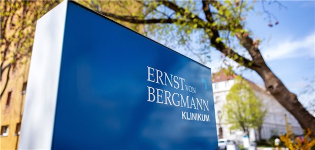Potsdam: Klinikleitung beurlaubt Nach gehäuften SARS-CoV-2-Fällen ist am Ernst-von-Bergmann-Klinikum in Potsdam jetzt eine Aufarbeitungskommission aktiv.