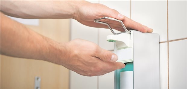 VCI organisiert Desinfektionsmittel für Krankenhäuser Nachschub gesichert: Zusammen mit dem Bundesverband Deutscher Krankenhausapotheker (ADKA) hat der Chemieverband VCI eine Hilfsaktion gestartet.