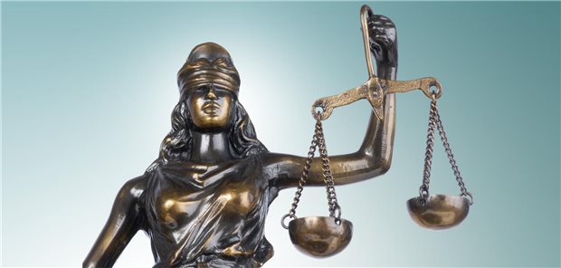 Falscher Arzt behandelte Patienten in der Praxis – Bewährungsstrafe Nahaufnahme einer Justitia
