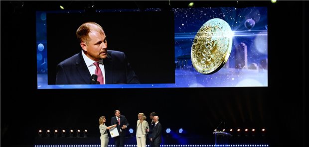 Galenus-Preis 2025: Awiqli gewinnt in der Kategorie Primary Care Nahm den Galenus-von-Pergamon-Preis 2025 in der Kategorie Primary Care entgegen: Dr. Joachim Kienhöfer (2.v.l.) von Novo Nordisk. Überreicht wurde er von Professorin Marianne Dieterich (Mitte) und Dr. Marcus Pleyer (r.). Moderiert wurde von Yve Fehring (l.) und Matthias Gabriel (2.v.r.).