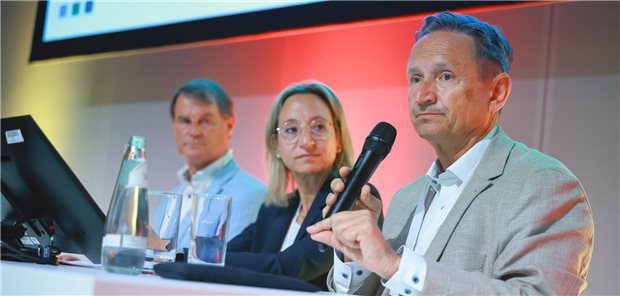 Primärversorgungszentren – viele Projekte, aber kaum ein Ausweg aus dem Versorgungssilo Das Foto zeigt drei Teilnehmer einer Diskussionsrunde beim Hauptstadtkongress.