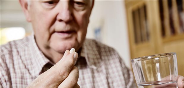 Rheumatische Erkrankungen: Glukokortikoid oder nicht? Mann nimmt eine Tablette.