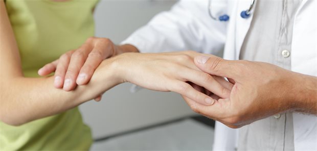 Wie Delegation in der Rheumatologie funktionieren kann Nicht alles können Ärzte in der Rheumatologie delegieren – die strukturierte Vorbereitung einer Anamnese allerdings schon.
