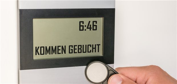 Arbeitsrechtler ordnet ein: Auch zu früh kommen kann Arbeitszeitbetrug sein Stechuhr mit Chip zum Einstempeln