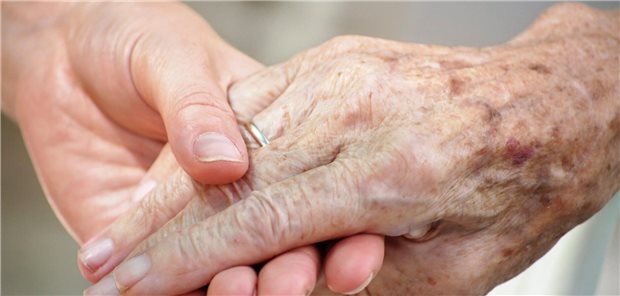 Erwachsen mit Mukoviszidose: Versorgung muss sich anpassen Eine junge Person hält die hand einer älteren Person in der Hand.