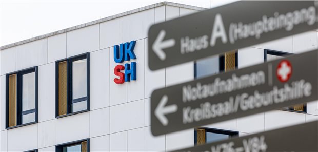 Normalbetrieb wieder in Sicht: Blick auf das UKSH-Logo am Hauptgebäude des Universitätskrankenhauses Lübeck. Auch an diesem Standort waren Operationen abgesagt und Ambulanzen geschlossen worden.