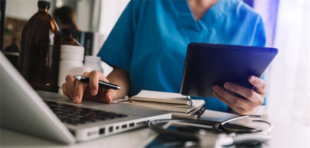 IT-Sicherheit in der Praxis: Mobile Geräte zentral verwalten und schützen Ärzti arbeitet mit Laptop und Tablet