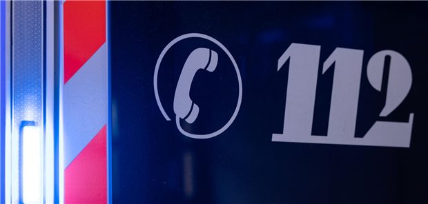 Warum die Notfallreform für Nina Warken mehr Marathon als Spaziergang ist Rückseite von einem Krankenwagen mit der Rufnummer 112 drauf. (Symbolbild)