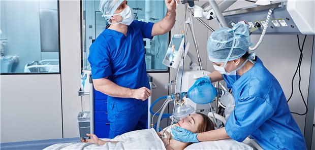 Organspende nach Herzstillstand: Studie sieht zusätzliches Potenzial für Deutschland Notfall im Krankenhaus. Wäre die Einführung der kontrollierten Organspende nach endgültigem Herz-Kreislaufstillstand auch eine Option für Deutschland? (Symbolbild mit Fotomodellen)