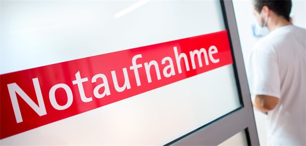 Notfall Notfallversorgung: So soll die Reanimation gelingen Ein Krankenpfleger steht in einem Krankenhaus neben einer Glastür mit der Aufschrift „Notaufnahme“.