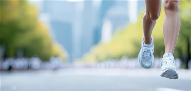 Warum die Notfallreform für Nina Warken mehr Marathon als Spaziergang ist Beine eines Marathonläufers mit Turnschuhen auf einer Straße(Symbolbild)