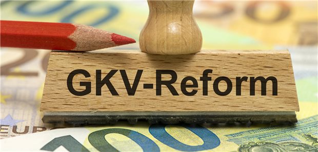 Mehr als nur Sparen: Lektionen aus Lahnstein Ein Holzstempel ist beschriftet mit dem Aufdruck GKV-Reform als Symbolbild für die Reform der gesetzlichen Krankenversicherung.