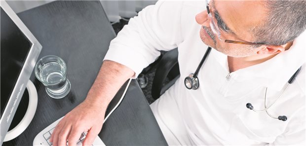 Was kommendes Jahr in Sachen Digitalisierung und Formulare auf Praxen zukommt Arzt am PC