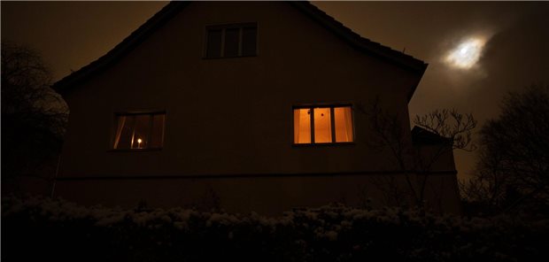 Wieder Stromausfall in Berlin: Kollege Sommer berichtet von seinen Erfahrungen Nur noch Kerzen erleuchten die Fenster eines Wohnhauses in Berlin. Nach dem Brand einer Kabelbrücke sind im Südwesten tausende Haushalte und Betriebe ohne Strom.