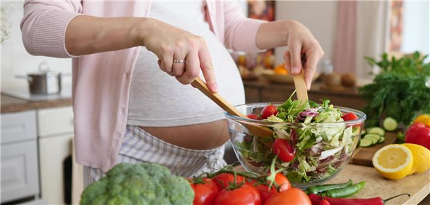 Schwanger Frau macht sich einen Salat