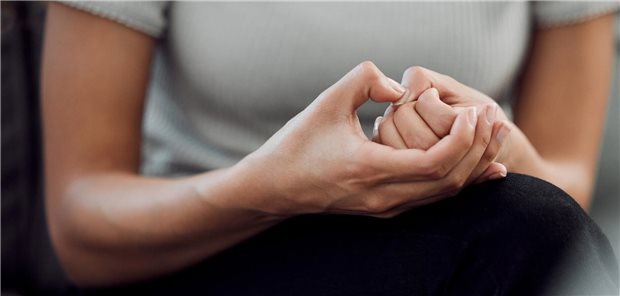 Angst- und Panikstörungen: Wie Hausärzte sie erkennen – und was sie tun können Die Hände einer ängstlichen Frau