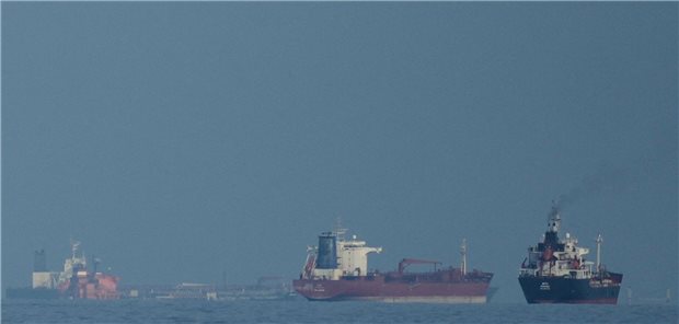 Investmentstratege: Geldanleger mit starken Nerven können in der Krise Chancen nutzen Ölktanker und Frachtschiffe im Persischen Gold