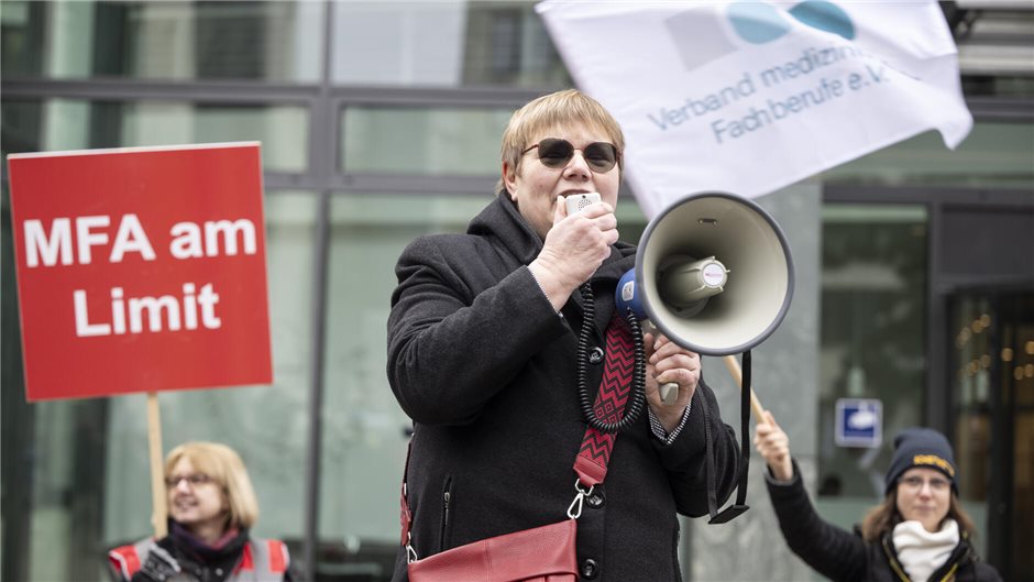 Ohne Megaphon keine Chance, im Berliner Trubel gehört zu werden: vmf-Präsidentin Hannelore König macht auf die Belange und aktuellen Tarifforderungen der rund 330.000 MFA in Deutschland aufmerksam.