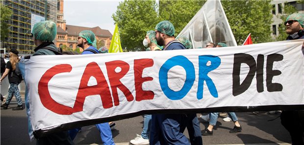 Tarifkonflikt an Uni-Klinken bringt Tausende Menschen auf die Straße Ohne Pfleger sieht es auch an den Universitätskliniken düster aus. Am Samstag gingen in Düsseldorf 2500 Menschen auf die Straße, um für bessere Arbeitsbedingungen zu demonstrieren.