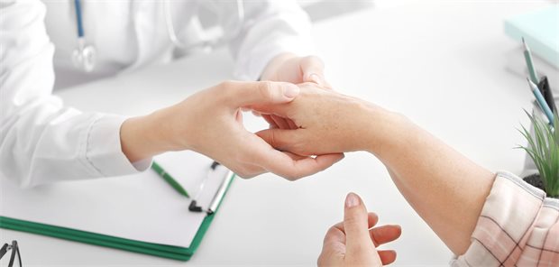 Aktualisierte Rheumatoide Arthritis-Leitlinie: Das Tempo in der Therapie zieht an Optimalerweise sollten Betroffene mit RA multidisziplinär behandelt werden, unter Leitung eines internistischen Rheumatologen.