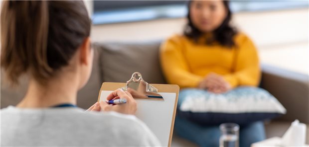 Metaanalyse: Vorbereitende Psychotherapie essenziell bei Psychedelika Nahaufnahme einer Psychologin und einer Patientin bei einer Psychotherapie-Sitzung.
