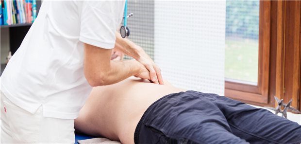 Retraumatisierung vermeiden: Tipps für den traumasensiblen Patientenkontakt Ein Arzt palpiert den Bauch eines jungen Patienten.