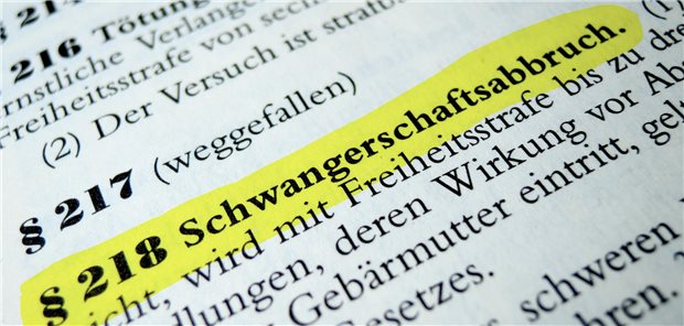 Grüne: Entkriminalisierung von Schwangerschaftsabbrüchen ist „entscheidener Schritt“ Paragraf 218 mit dem Titel Schwangerschaftsabbruch ist im Gesetzestext gelb herrvorgehoben.