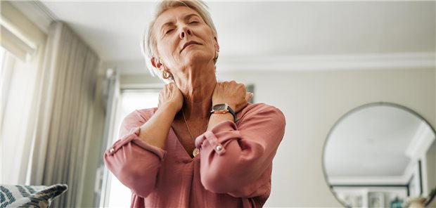 Fibromyalgie: Was bringen Apps, TENS und Cannabis? Eine Frau hält sich den schmerzenden Nacken fest