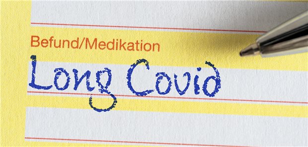 Post‑COVID‑Versorgung: Telemedizinisches MHH‑Angebot hilft Patienten und entlastet Hausarztpraxen Ein Mensch schreibt Long-COVID als Befund auf ein Dokument.