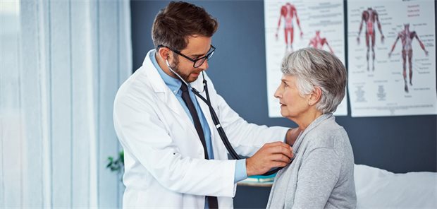 Nach Exazerbation: Verbesserungspotenzial bei COPD-Erhaltungstherapie Arzt im Krankenhaus hört die Lunge einer Patientin ab.