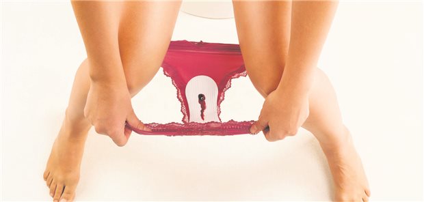 Lässt sich Menstruationsblut für die Krebsfrüherkennung nutzen? Eine Frau sitzt auf der Toilette, in ihrer Unterhose befindet sich ein Blutstropfen auf einer Slipeinlage.