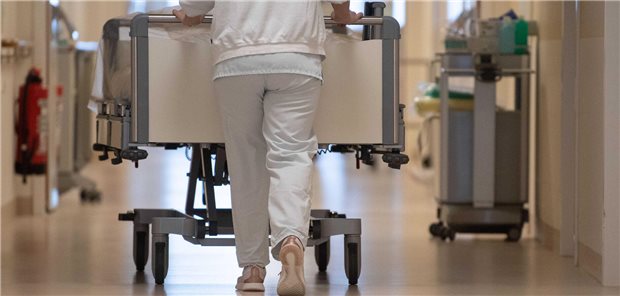Spekulationen um Abschaffung des Pflegebudgets sorgen für Unruhe Eine Pflegekraft schiebt ein Krankenbett über die Station eines Krankenhauses.