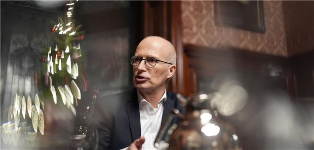 Peter Tschentscher (SPD), Erster Bürgermeister und Präsident des Senats der Freien und Hansestadt Hamburg, im Bürgermeisteramtszimmer im Rathaus (Archivbild): Die Verteilung der Kassenarztsitze über die Stadtteile ist ein großes Problem.