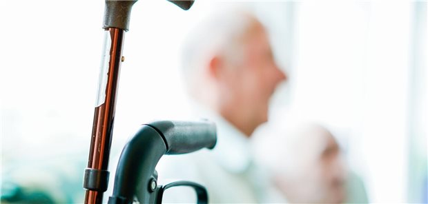 Sozialverband: Hunderttausende von „verdeckter Pflegearmut“ betroffen Krückstock an einem Rollator befestigt, im Hintergrund ein älterer Herr.
