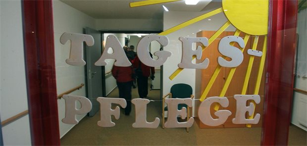 Start der Strukturkommission zur sozialen Pflegeversicherung verschiebt sich Schild einer Tagespflege-Einrichtung in Mecklenburg-Vorpommern, Schönberg.