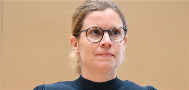 Bundesgerichtshof: Erleichterter Auskunftsanspruch zu Corona-Impfschäden Pia Aksoy, Klägerin gegen Astrazeneca, sitzt im Bundesgerichtshof in Karlsruhe.