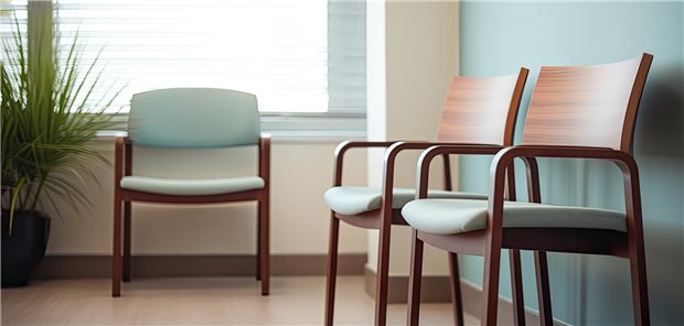 Anspruch auf schnellen Facharzttermin: SPD-Vorstoß lässt KBV zürnen – und scherzen Ein Wartezimmer einer Arztpraxis, in dem drei leere Stühle stehen.